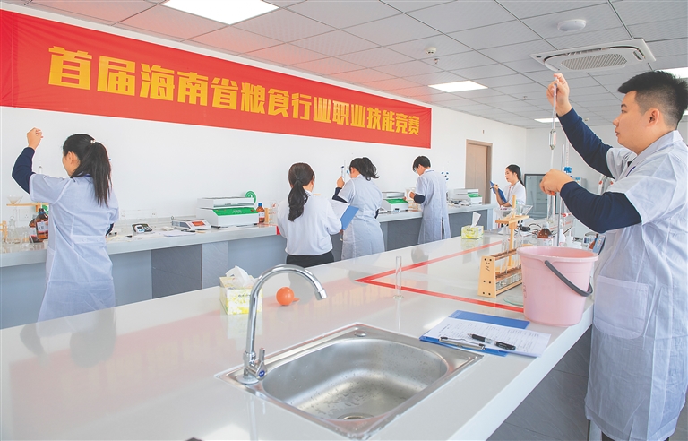 技能竞技展工匠风采